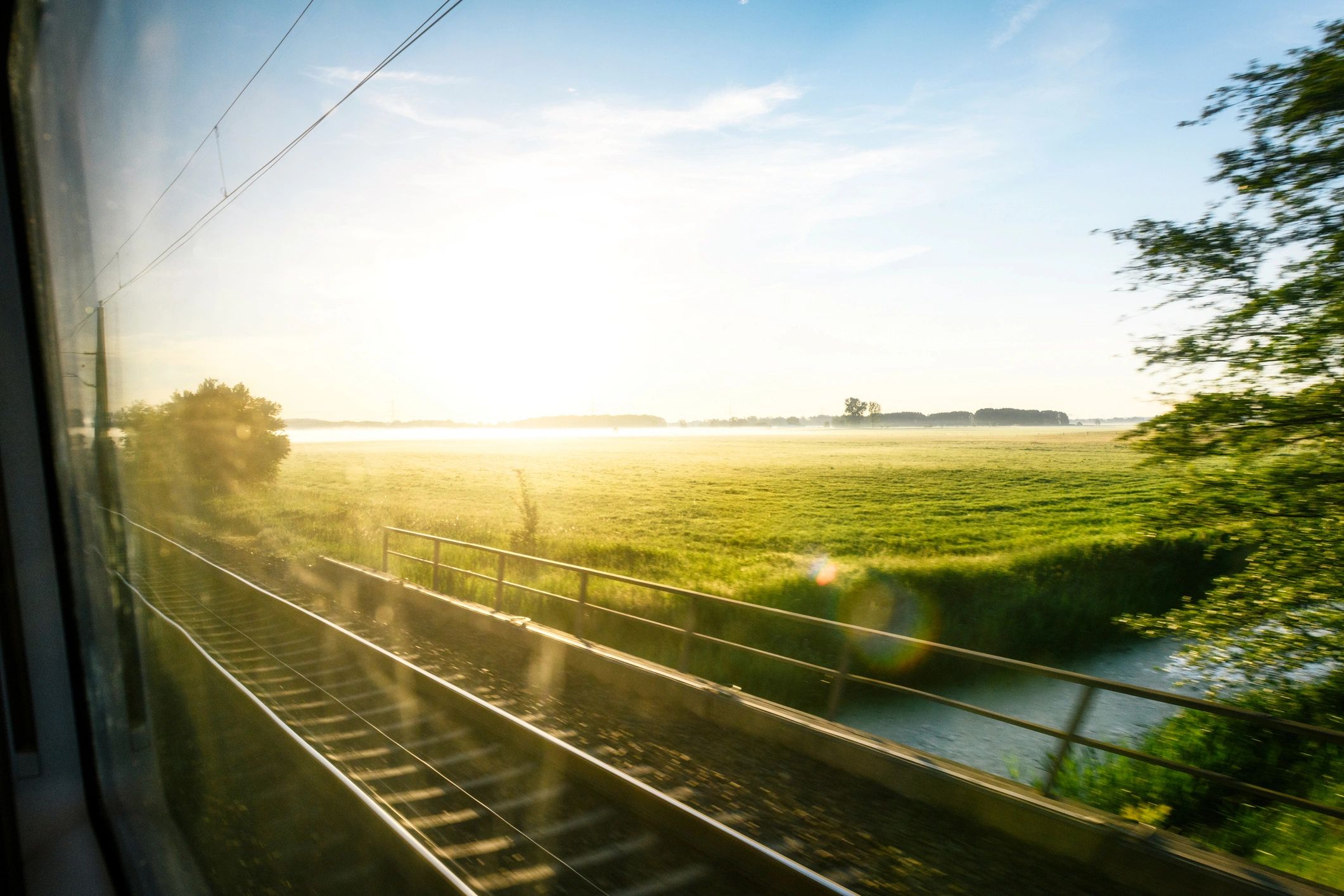 Paisaje visto desde un tren en Europa